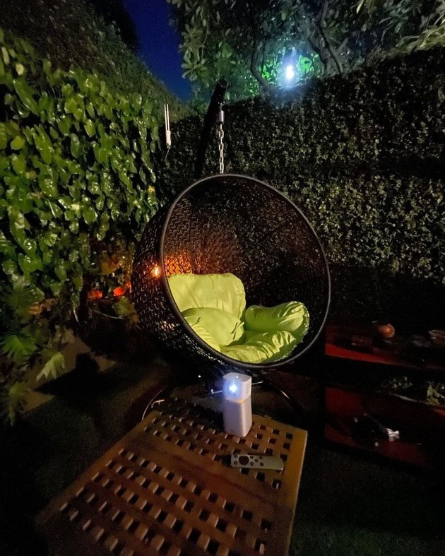 14 Pictures of Joko Anwar's Backyard, Comfortable and Aesthetically Pleasing - Turns into an Outdoor Cinema at Night