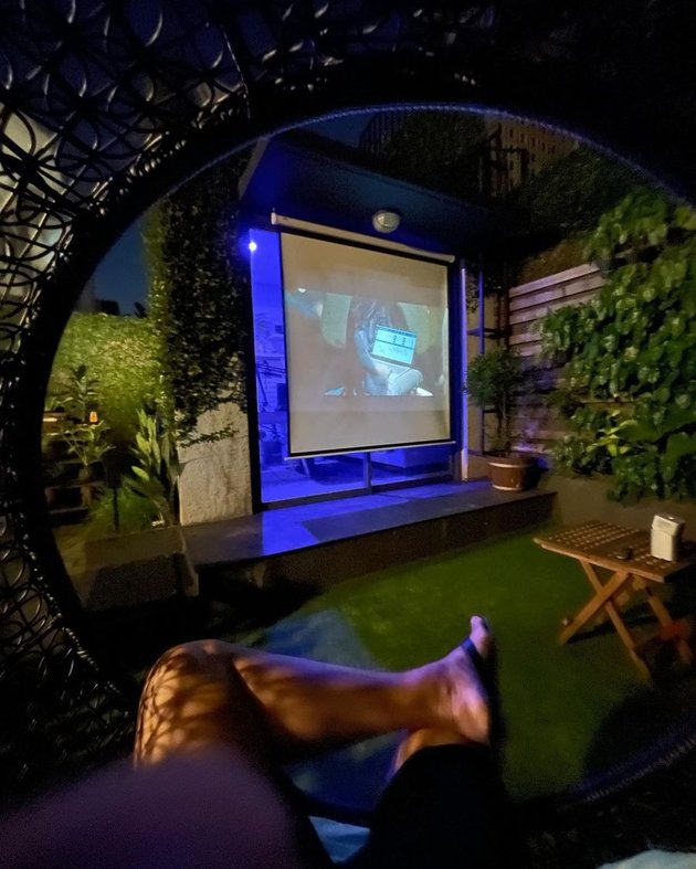 14 Pictures of Joko Anwar's Backyard, Comfortable and Aesthetically Pleasing - Turns into an Outdoor Cinema at Night
