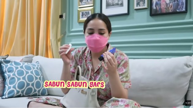 14 Photos of Nagita Slavina Revealing the Contents of Her Hundred Million Rupiah Bag, Including Masks and Cheap Hair Ties!
