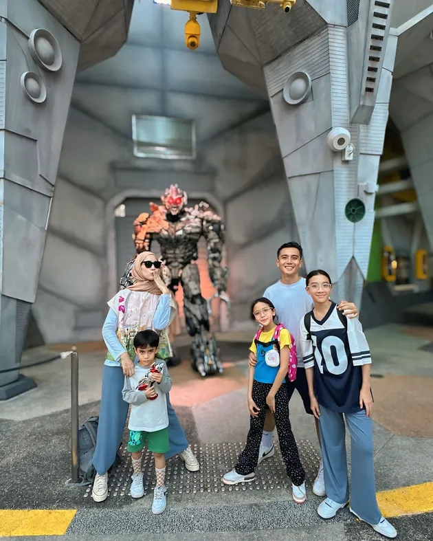 Fanny Fabriana dan Achmad Zacky Bareng 4 Anaknya