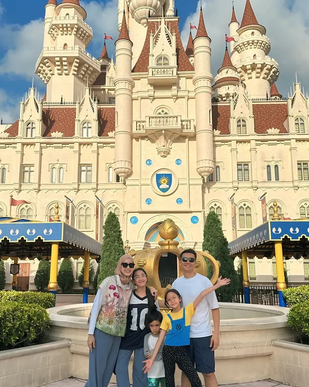 Fanny Fabriana dan Achmad Zacky Bareng 4 Anaknya