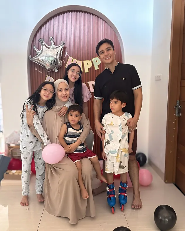 Fanny Fabriana dan Achmad Zacky Bareng 4 Anaknya