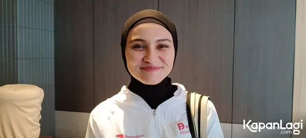 Zee Zee Shahab Tersenyum