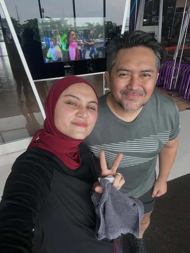 Zee Zee Shahab dan Suami Selfie Bareng