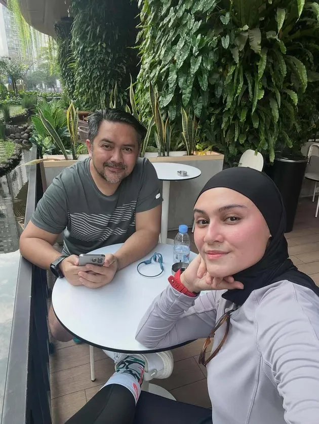 Zee Zee Shahab Lari Bareng Suami