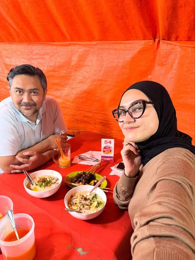 Zee Zee Shahab Makan di Warung Tenda