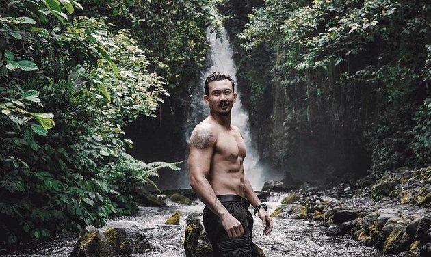 15 Handsome Indonesian Celebrities Showing Off Their Six-Pack Abs, Mesmerizing Women - Instantly Falling in Love