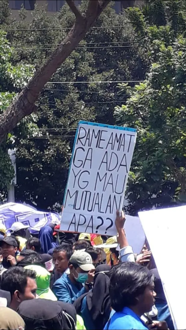 Poster demo mahasiswa
