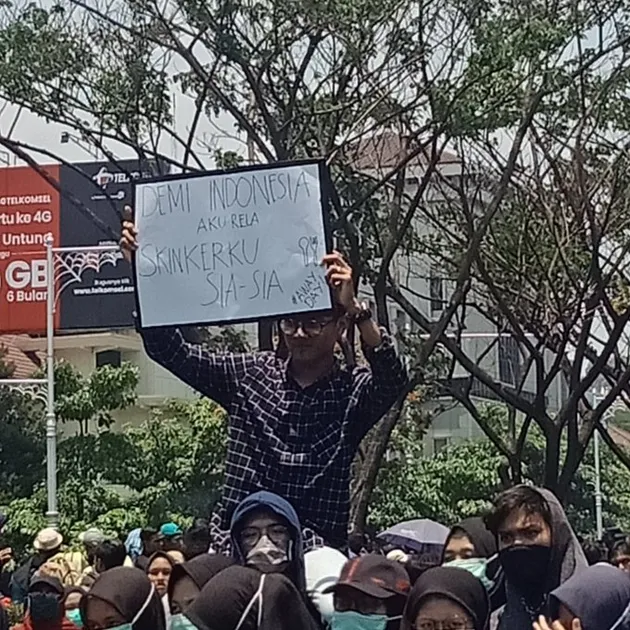 Poster demo mahasiswa