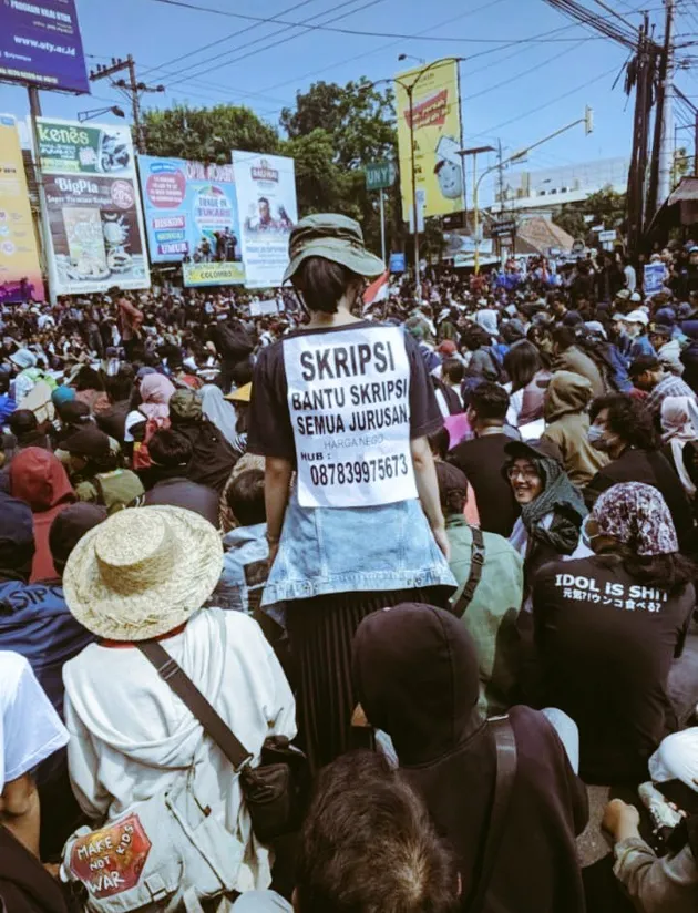 Poster demo mahasiswa