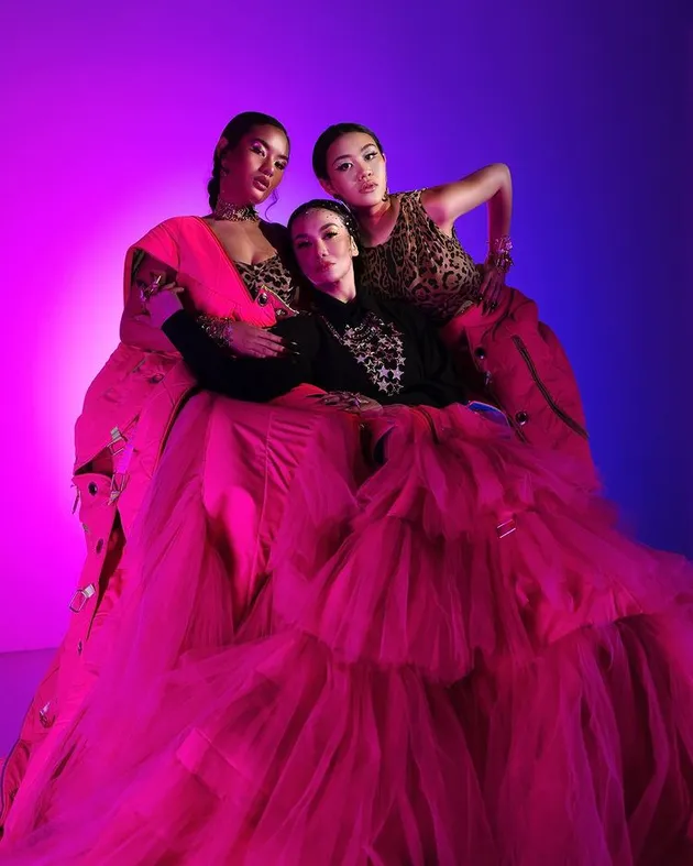 Pemotretan Abracadabra Caren Delano