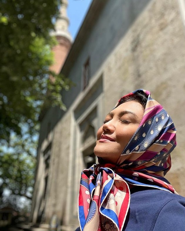 15 Photos of Bella Saphira Vacationing in Turkey, Looking Beautiful in Hijab When Visiting Hagia Sophia