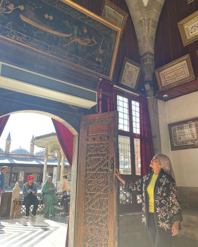 15 Photos of Bella Saphira Vacationing in Turkey, Looking Beautiful in Hijab When Visiting Hagia Sophia