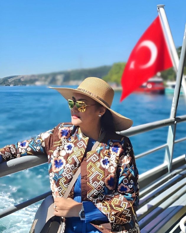 15 Photos of Bella Saphira Vacationing in Turkey, Looking Beautiful in Hijab When Visiting Hagia Sophia