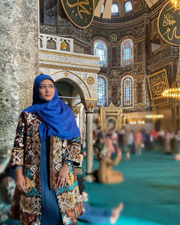 15 Photos of Bella Saphira Vacationing in Turkey, Looking Beautiful in Hijab When Visiting Hagia Sophia