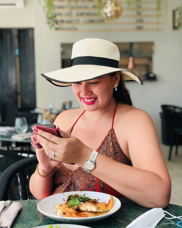 15 Potraits of Catherine Wilson Confidently Wearing Open Clothes to Bikinis When Her Body is Full, Flooded with Praise from Netizens
