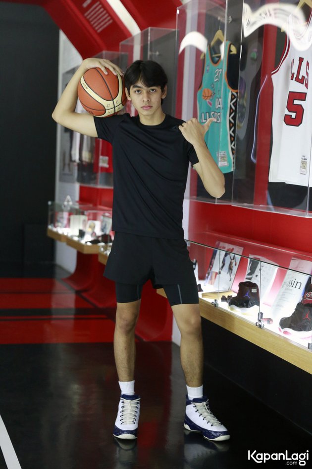 15 Pictures of Fattah Syach, the Handsome Son of Attar Syach, Handsome and Stylish with a Hobby of Playing Basketball