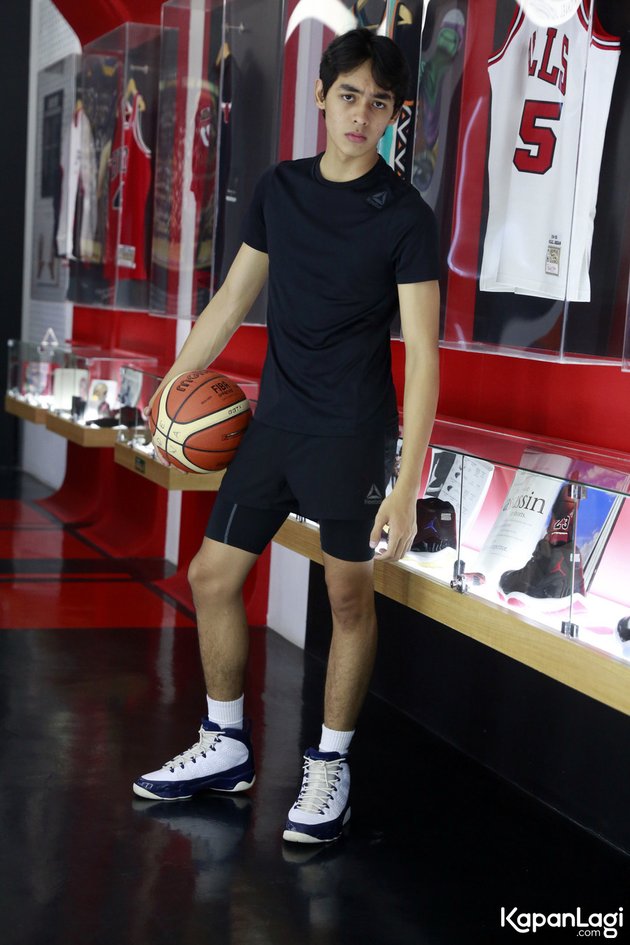 15 Pictures of Fattah Syach, the Handsome Son of Attar Syach, Handsome and Stylish with a Hobby of Playing Basketball