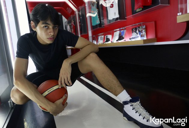 15 Pictures of Fattah Syach, the Handsome Son of Attar Syach, Handsome and Stylish with a Hobby of Playing Basketball