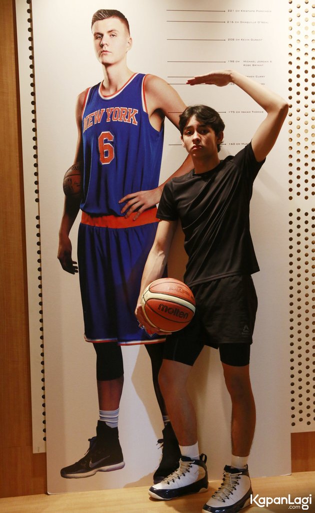 15 Pictures of Fattah Syach, the Handsome Son of Attar Syach, Handsome and Stylish with a Hobby of Playing Basketball