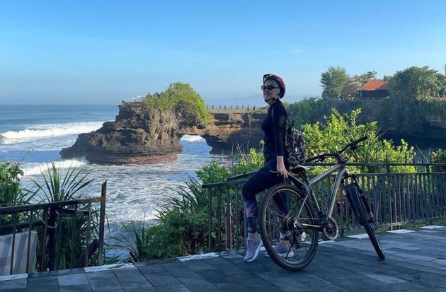 15 Photos of Venna Melinda's Vacation in Bali, Changing 3 Expensive Resorts and Trying 4 KM Cycling Route