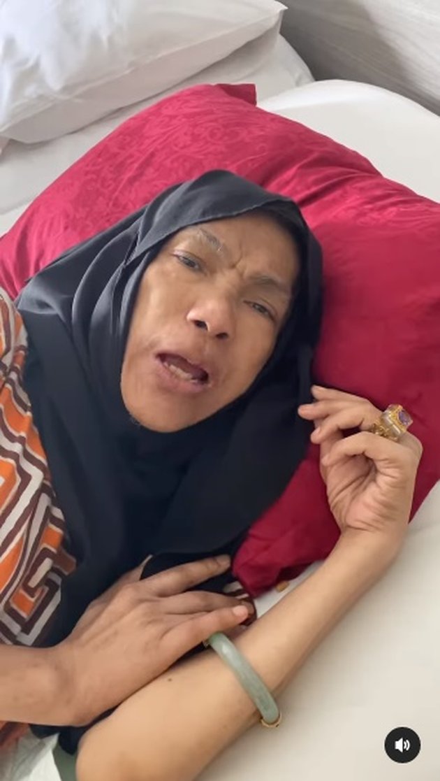 15 Last Posts of Dorce Gamalama, Giving Messages and Prayers to Artists - Lying on the Bed Asking for Donations to Ibu Megawati