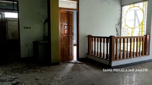 15 Potraits of Ayu Lestari's Abandoned Luxury House for 15 Years, Overgrown with Many Plants - The Creepy Atmosphere is So Evident