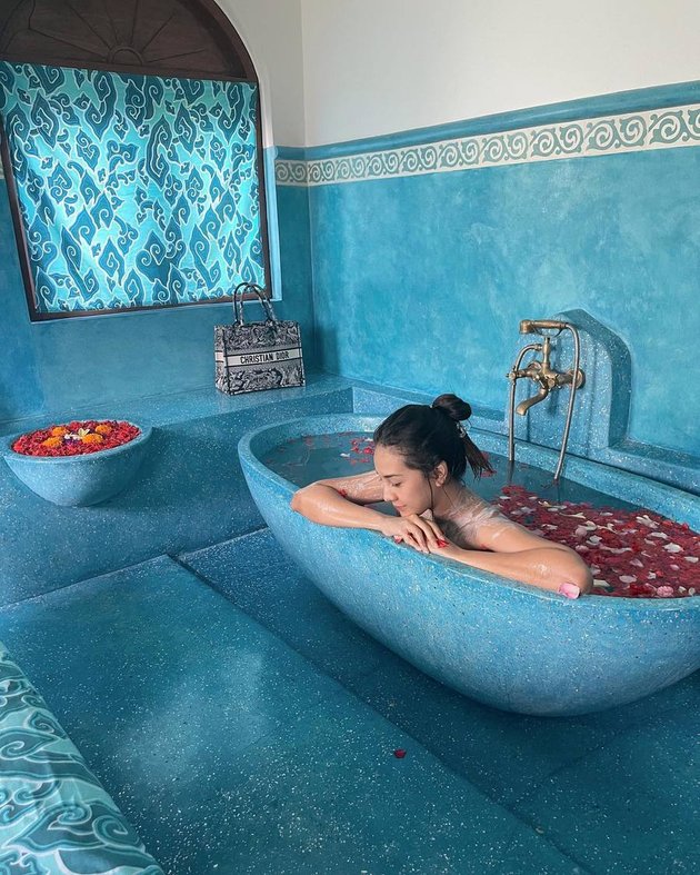 15 Portraits of Celebrities Enjoying a Bath in a Bathup, from Milk Baths to Flower Baths - Wika Salim and Siti Badriah's Poses Become the Highlight