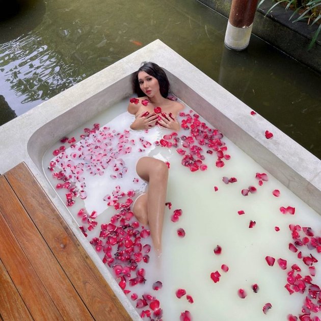 15 Portraits of Celebrities Enjoying a Bath in a Bathup, from Milk Baths to Flower Baths - Wika Salim and Siti Badriah's Poses Become the Highlight
