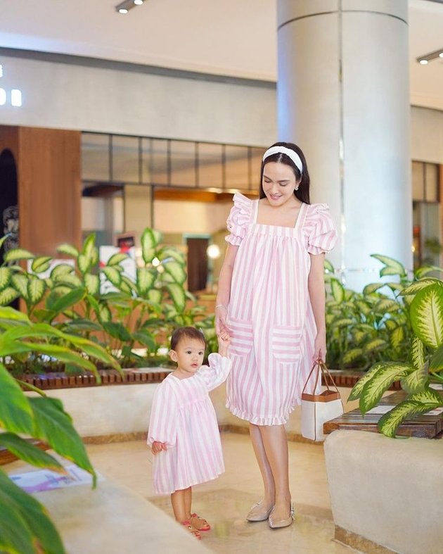 15 Latest Photos of Shandy Aulia When Babysitting Baby Claire, Hot Mama Who Still Looks Like a Teenager