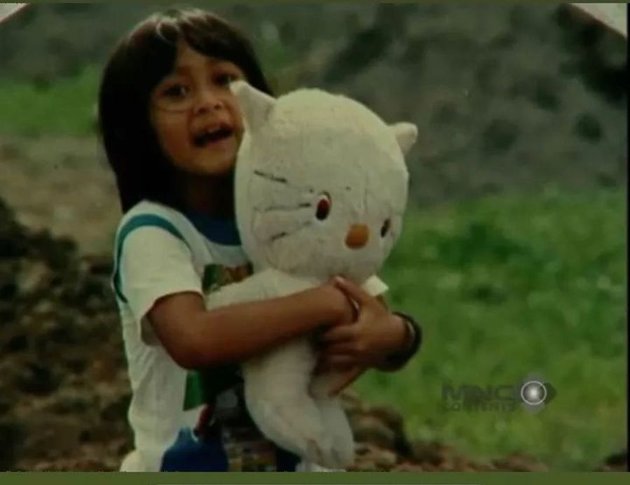 Inilah potret Nafa Urbach saat masih kecil. Memeluk boneka putih, Nafa tampak imut-imut sekali.