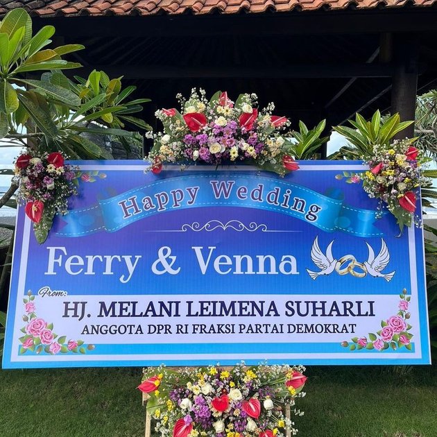 15 Photos of Venna Melinda and Ferry Irawan's Wedding Venue in Bali, Romantic Beachside Ambiance - Filled with Congratulations Banners