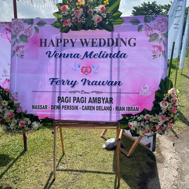 15 Photos of Venna Melinda and Ferry Irawan's Wedding Venue in Bali, Romantic Beachside Ambiance - Filled with Congratulations Banners