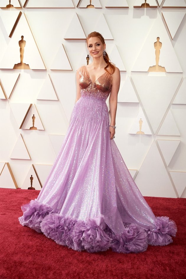 Jessica Chastain looks like a princess. Setuju nggak dengan gaunnya yang cantik?