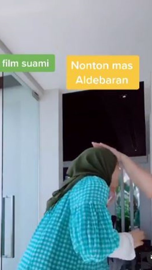 16 Funny Moments of 'IKATAN CINTA' Soap Opera Viewers: Hitting the TV with a Broomstick - Focusing on Shoelaces