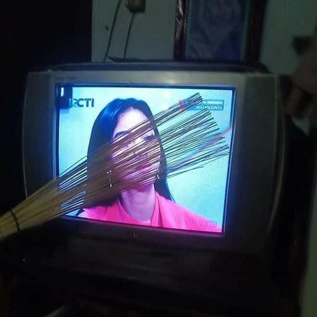 16 Funny Moments of 'IKATAN CINTA' Soap Opera Viewers: Hitting the TV with a Broomstick - Focusing on Shoelaces