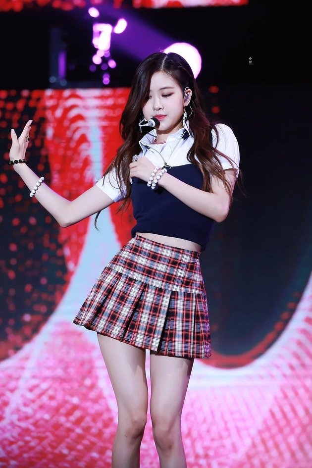 17 Photos of Rose BLACKPINK Showing off her Super Slim Body in Stunning Stage Costumes!