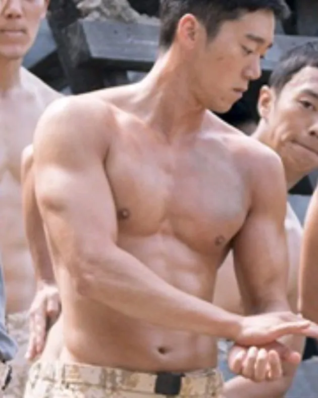 Aktor hot ganteng descendants of the sun