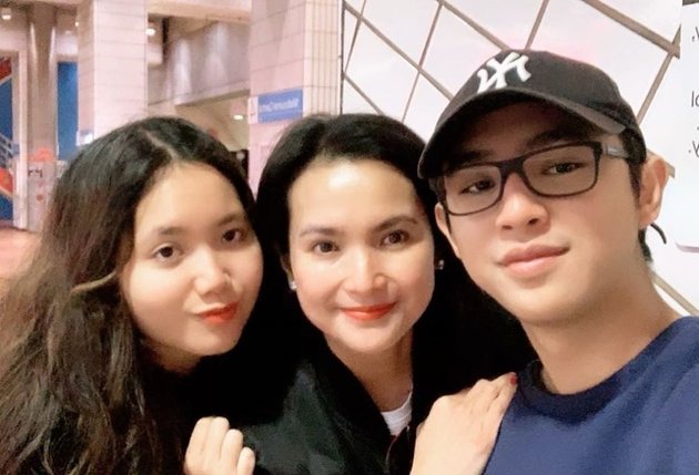 17 Years Being a Single Mom, Here are 8 Pictures of Nunu Datau's Togetherness with Her Two Children