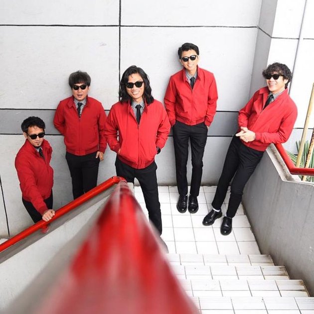 The Changcuters yang beranggotakan, Tria, Qibil, Alda, Dipa, dan Erick berasal dari Bandung. Band ini juga dibentuk tahun 2005.