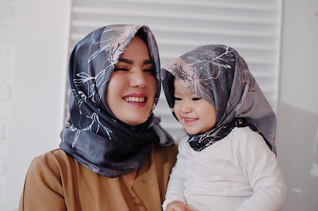 Sama-sama latihan, Alice Norin mengajak serta putri sulungnya Alita yang kala itu masih berusia satu tahun untuk pakai hijab kembaran.