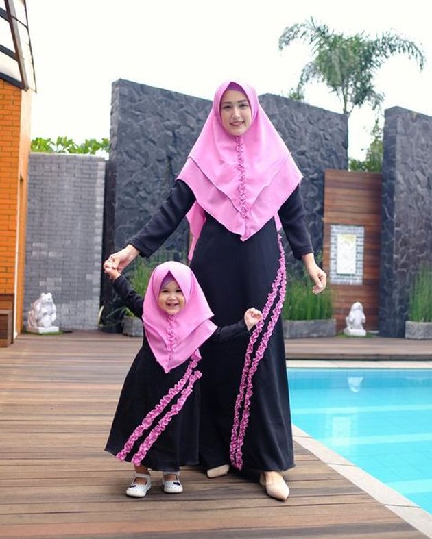 Kompakan pakai gamis hitam dan hijab pink dengan sang bunda, Kayla anak Pasha Ungu sudah seperti versi mini dari Adelia. Senyumnya aja mirip banget.