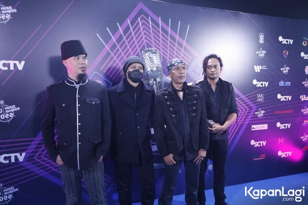 Red carpet SCTV Music Awards 2022 dimeriahkan oleh sederet insan musik tanah air, termasuk band legendaris Dewa19 yang hadir dengan busana serba hitam.