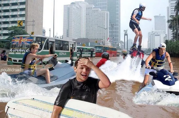 One Direction justru senang lho dengan banjir di Jakarta. Mereka bisa main selancar hinga jet ski hihi.