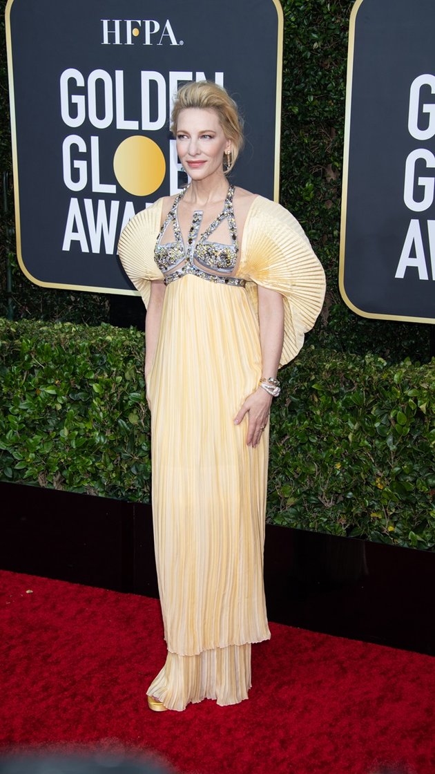 Mengawali daftar busana red carpet paling fail ada Cate Blanchett saat tampil di Golden Globe Awards 2020. Gaun kuning pucat yang dikenakannya mengingatkan pada keripik kentang. 