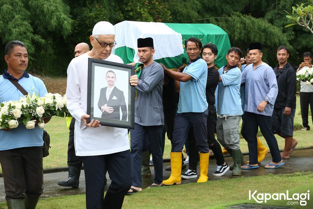 20 Photos of Ashraf Sinclair's Funeral, BCL Kneeling at the Grave Until Noah, His Son, Bids Farewell to His Father