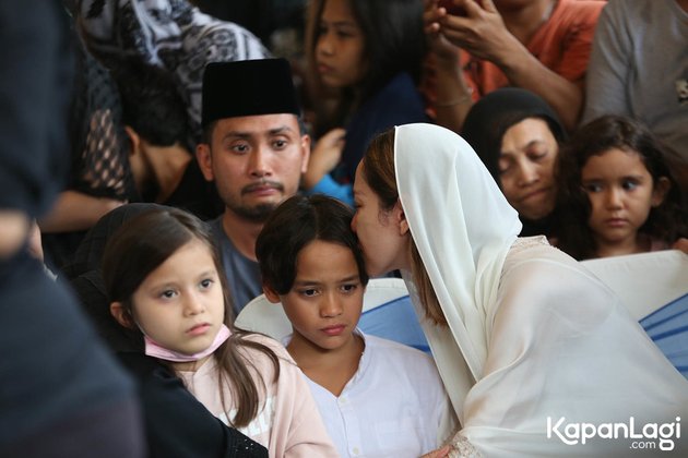 12 Photos of BCL at Ashraf Sinclair's Funeral, Unable to Hold Back Tears While Hugging Noah