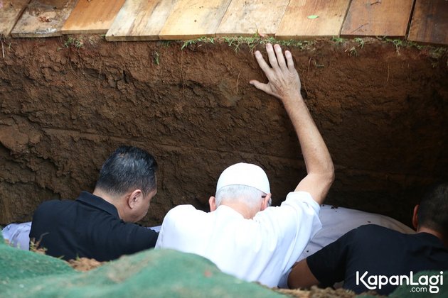 20 Photos of Ashraf Sinclair's Funeral, BCL Kneeling at the Grave Until Noah, His Son, Bids Farewell to His Father