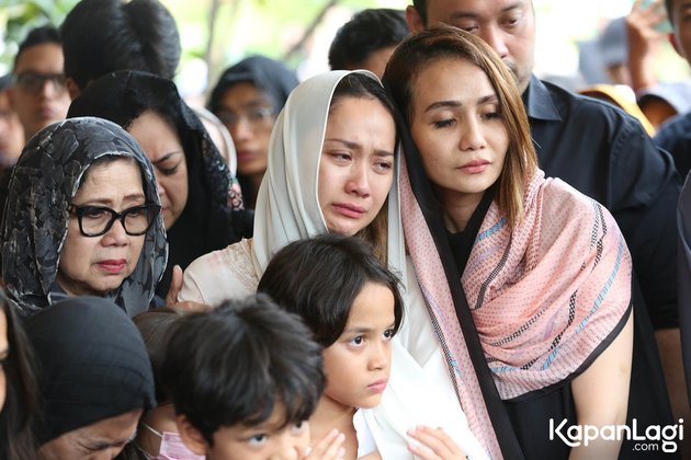 20 Photos of Ashraf Sinclair's Funeral, BCL Kneeling at the Grave Until Noah, His Son, Bids Farewell to His Father