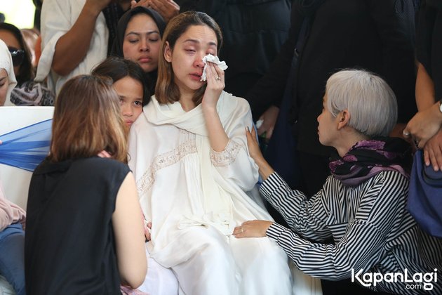 12 Photos of BCL at Ashraf Sinclair's Funeral, Unable to Hold Back Tears While Hugging Noah